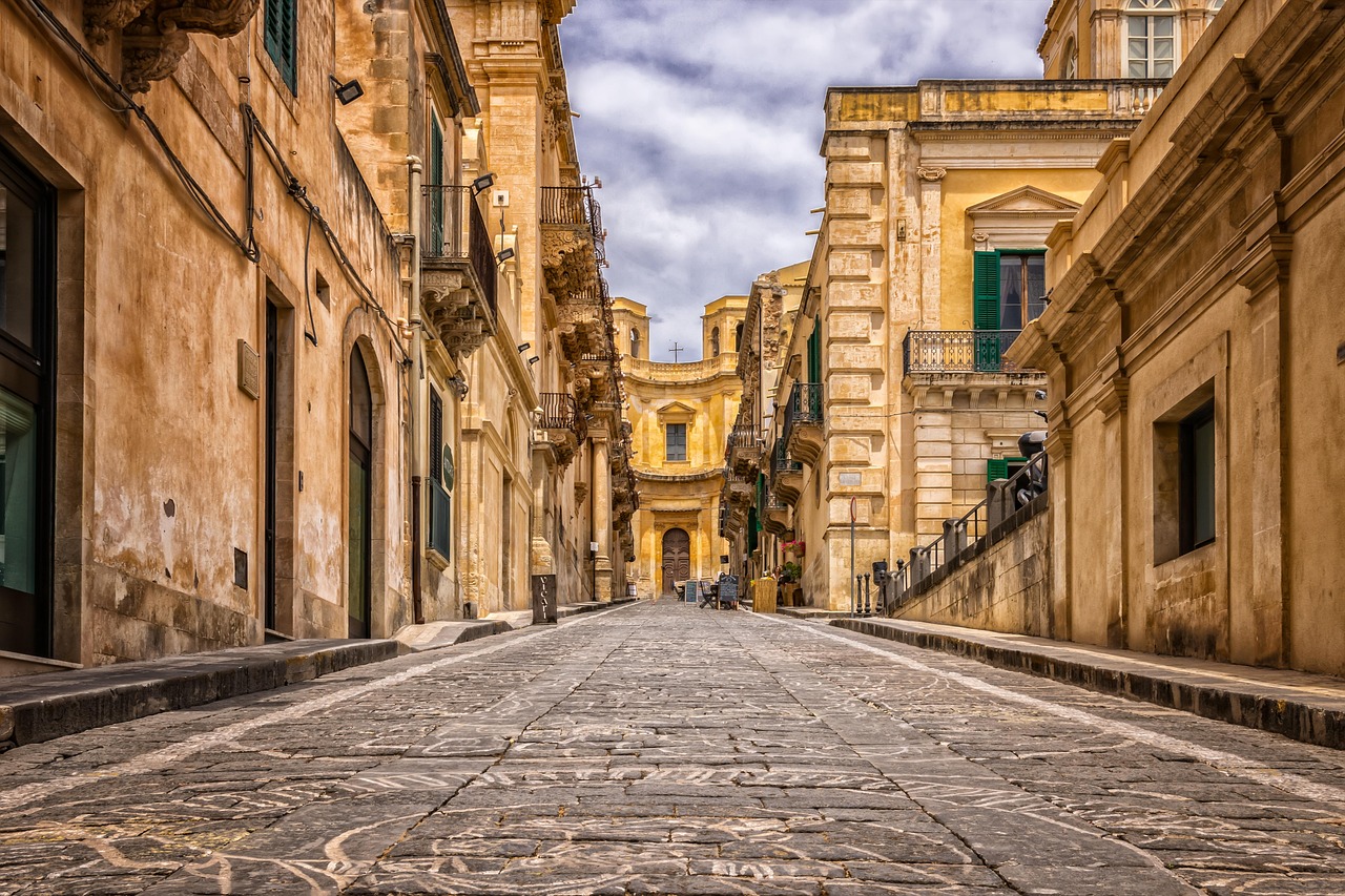 A red circle ZTL (Zona Traffico Limitato) road sign in a historic Italian city center.