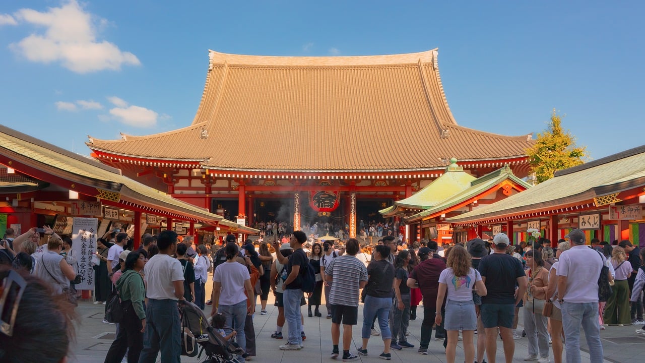 The iconic red lantern of Kaminarimon Gate at Senso-ji Temple in Asakusa