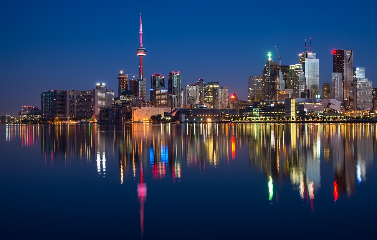 A view of the Toronto city skyline seen from the greenery of the Toronto Islands.