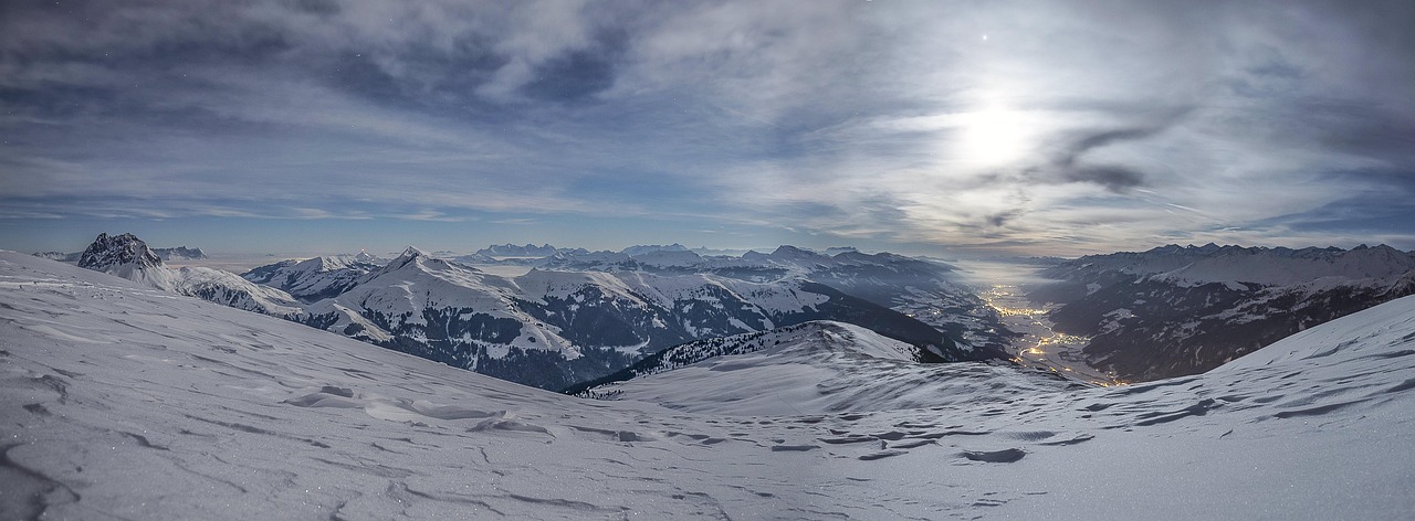 A cozy mountain lodge terrace with people enjoying food and drinks after skiing.