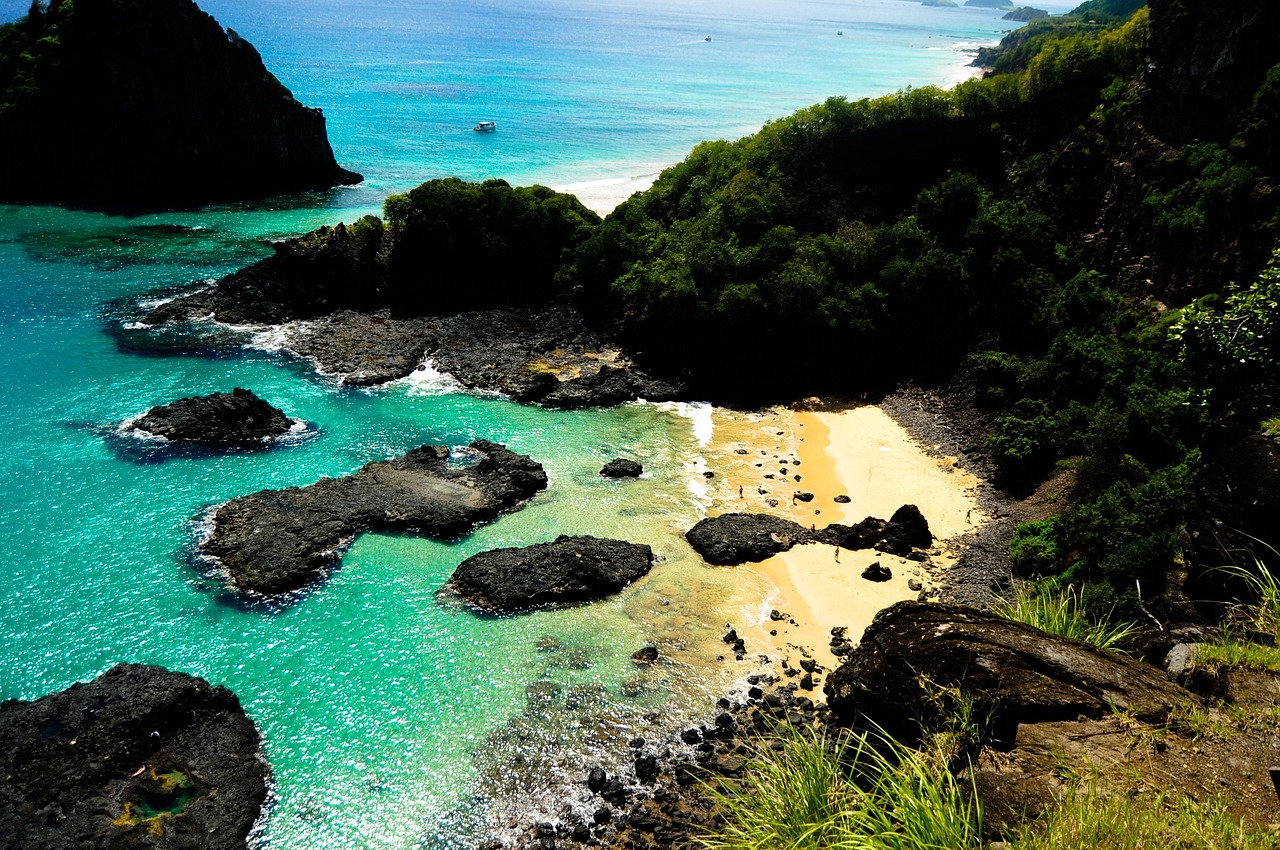 Crystal clear turquoise waters and cliffs at Baía do Sancho, Fernando de Noronha.