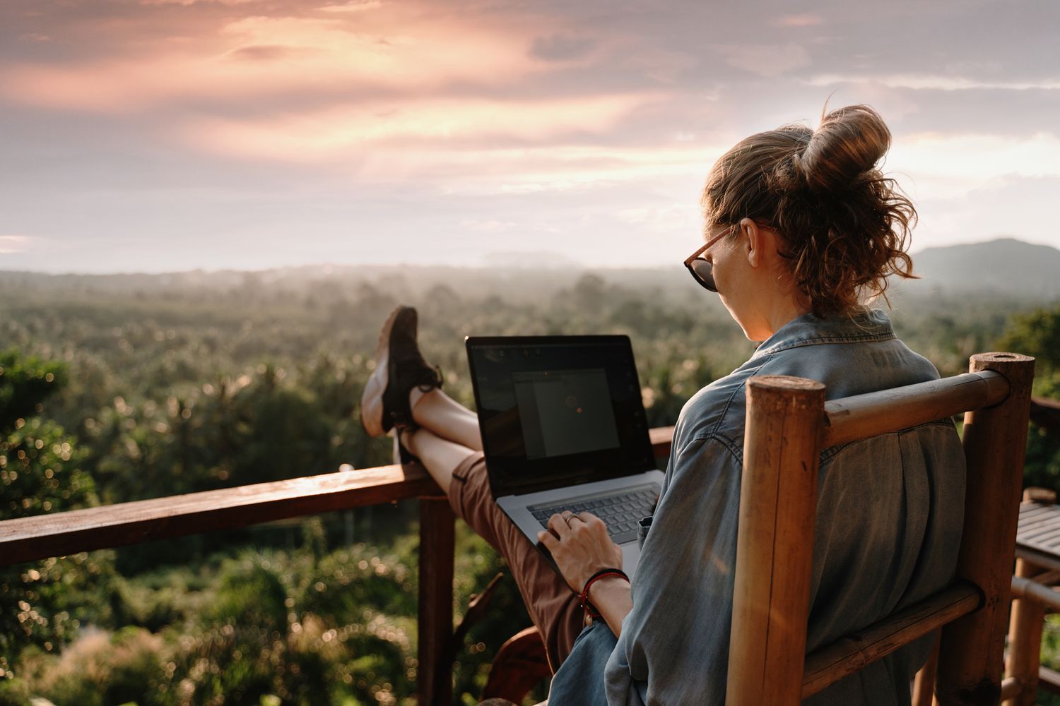 Build Your Dream Life: 13 High-Paying Jobs for Independent Travelers in 2026